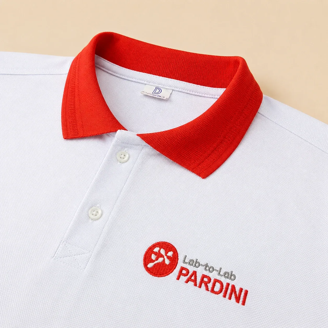 Polo piquet branca com bordadono peito, uniforme corporativo produzido pela Dobra Camisetas
